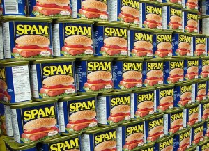 Spam-säilyketölkkejä pinottuna.